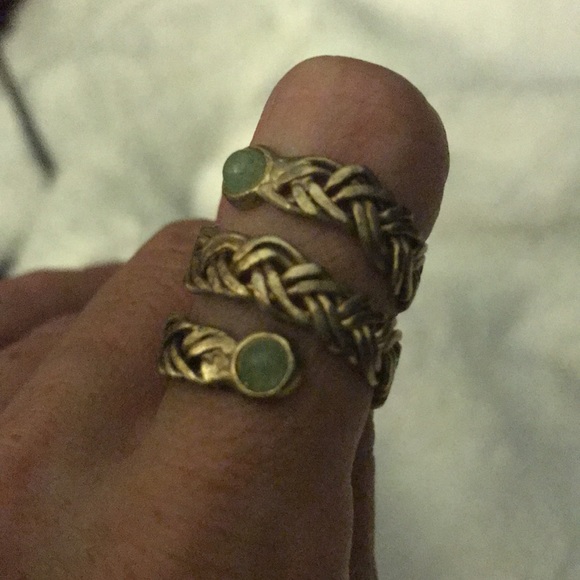 💚 $5 Gold braided ring with green gems - Picture 4 of 4